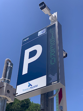 La señal de mensajería variable del operador Tirrenica Mobilità integra el sistema de aparcamiento del Ospedale Versilia con el equipo Jupiter y las cámaras LPR de SELEA