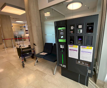Une borne automatique est située dans le hall d'entrée de l'hôpital Salvator Mundi pour le confort des usagers.