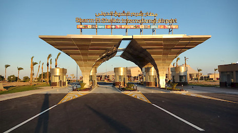entrada del carril de parking al aeropuerto de Sharm El Sheikh, Egipto