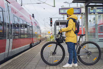 la movilidad multimodal necesita soluciones eficaces de aparcamiento para trenes y bicicletas