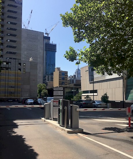 Instalacja HUB na parkingu Mennicy w Melbourne w Australii jest całkowicie bezgotówkowa, a więc bardzo wygodna dla kierowców.