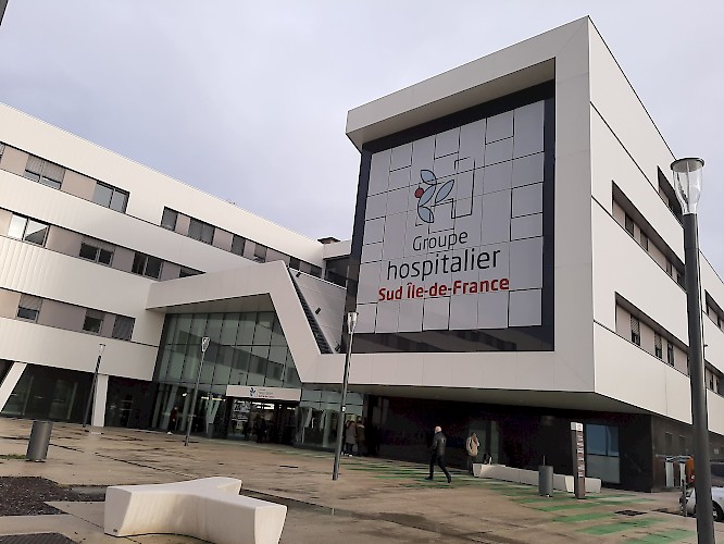 Ingresso dell'ospedale di Santépôle, dove è stato installato un parcheggio senza contatto da HUB Parking Technology  