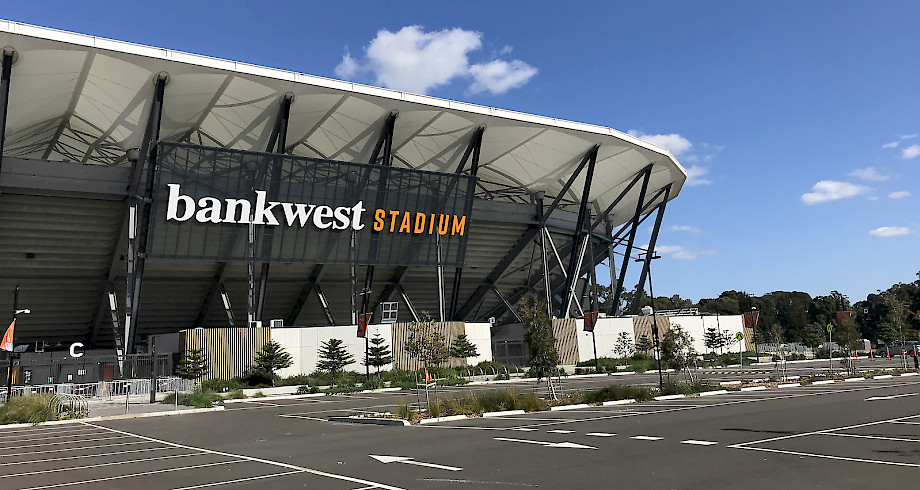 Bankwest Stadium z zewnątrz w NWS, Australia, parking jest wyposażony w systemy HUB.