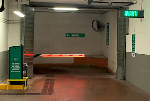 exit of the parking lot through a customized HUB peripheral, barrier and VMS