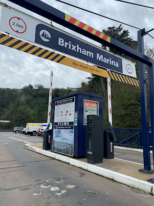 entrata di Brixham Marina con periferiche di corsia e barriere Jupiter