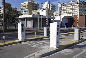 ingresso di Sottomarina Astoria Center a Chioggia, con le stazioni bianche Jupiter