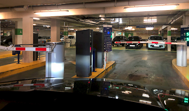 Estaciones Jupiter y barreras en funcionamiento en el aparcamiento subterráneo "Parking du Marché" de la ciudad de Antony