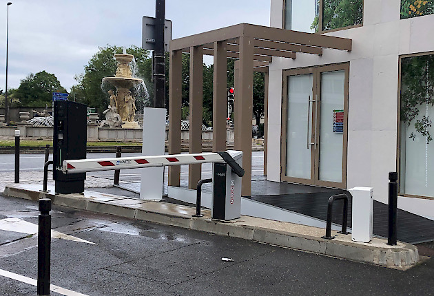 salida con barrera del aparcamiento urbano de la ciudad de Antony, Francia