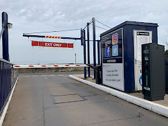 salida del parking de MDL marina, con estacion cashless sin efectivo y contactless HUB parking, y barrera