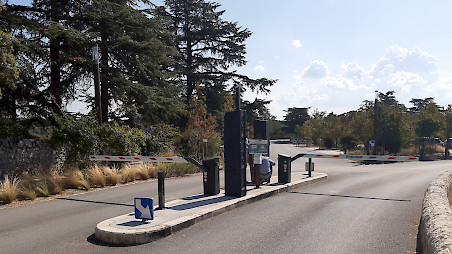 corsie di entrata automatica e uscita automatica con barriera dal parcheggio di Rocamadour
