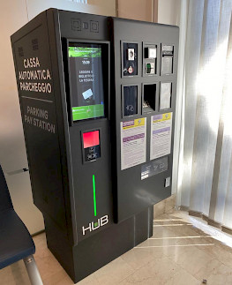 APS-Kassenautomaten mit Karten und NFC-Kontaktloszahlung im Innenbereich