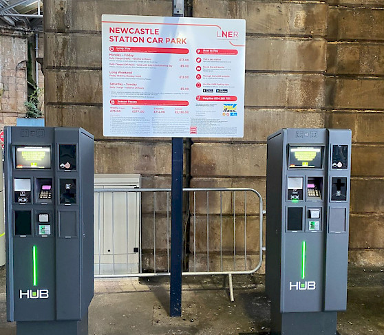 Cartel del aparcamiento de Newcastle con las estaciones HUB APC cashless