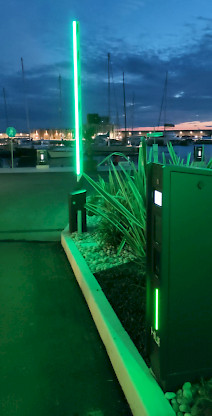 carril de salida de Cala del Forte por la noche, con el sistema de aparcamiento con luz LED 