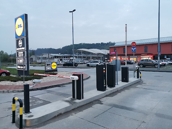 voie d'entrée et voie de sortie d'une célèbre chaîne de magasins discount allemande, qui est équipée du système de parking Jupiter installé par Megamont. 