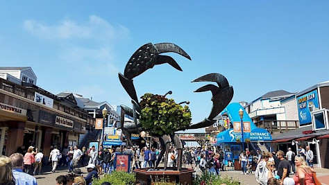 Estatua del cangrejo dando la bienvenida a los clientes en la plaza de Fisherman's Wharf en San Francisco
