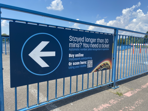 "Länger bleiben"-Parkplatzschild am Thorpe Park