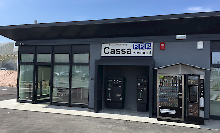 estaciones de pago para las zonas P4, P5 y P6 con estaciones Júpiter en la estación de tren de alta velocidad de Mediopadana en Reggio Emilia, Italia