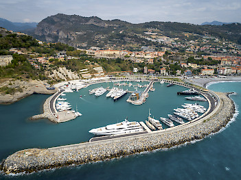 Der atemberaubende Yachthafen von Cala del Forte vom Meer aus gesehen