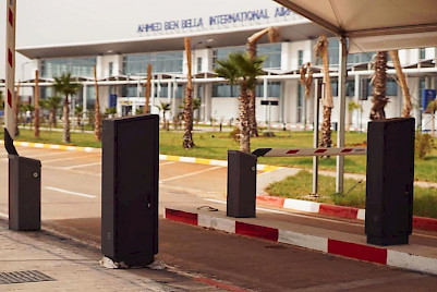 Entrada al aparcamiento del Aeropuerto Internacional Ahmed Benbella