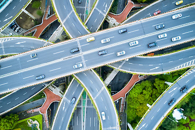 autopistas con mucho tráfico conducen a ciudades inteligentes