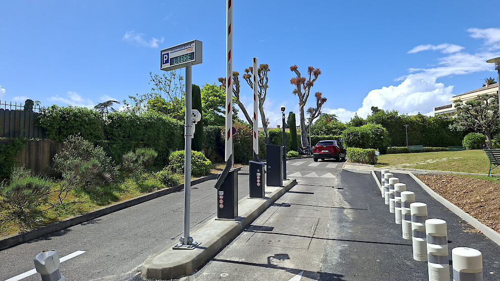 Entrance and exit lane of the Oxford Polyclinic car park in Cannes, France